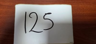 un bout de papier sur lequel est inscrit le chiffre vingt, posé sur une table