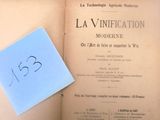 un livre sur lequel est posé un morceau de papier sur lequel est collé un autocollant