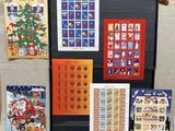 de nombreuses cartes de Noël toutes différentes, disposées sur une table