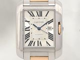 une montre en argent et en or ornée de chiffres romains