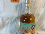 une bouteille d'alcool posée sur un drap blanc
