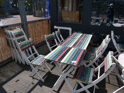 de nombreuses chaises et une table sur la terrasse