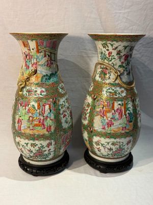 deux vases posés sur une table