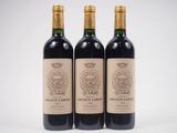 trois bouteilles de vin posées sur une surface blanche
