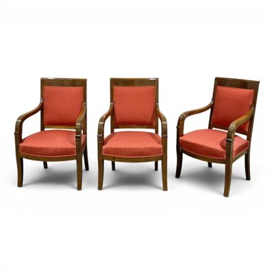 trois chaises avec un rembourrage rouge rembourrage rembourrage rembourrage rembourrage rembourrage rembourrage rembourrage rembourrage