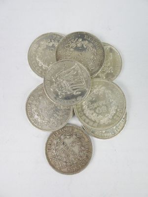une pile de pièces d'argent posée sur une surface blanche
