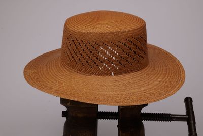 un chapeau posé sur une table