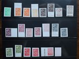 une photo montrant une collection de timbres posée sur une table en bois