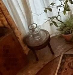 CHINE, XXème Sellette en bois sculpté à décor de végétation.