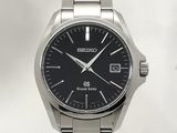 gros plan d'une montre sur fond blanc