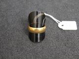 une bague posée sur une table à côté d'une étiquette