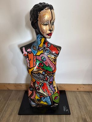 sculpture représentant la tête et le torse d'une femme, ornée d'un motif coloré