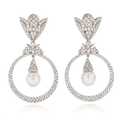 une paire de boucles d'oreilles en perles et diamants