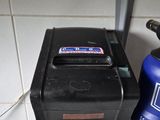 une bouteille bleue et une poubelle noire posées sur un plan de travail