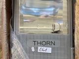 une boîte contenant un téléviseur, placée au milieu de celle-ci