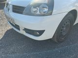 la photo d'une voiture blanche garée dans un parking