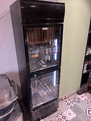 un réfrigérateur qui se trouve dans le coin d'une pièce