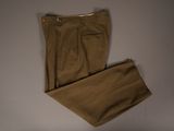 un pantalon beige posé sur une surface blanche, avec un fond blanc