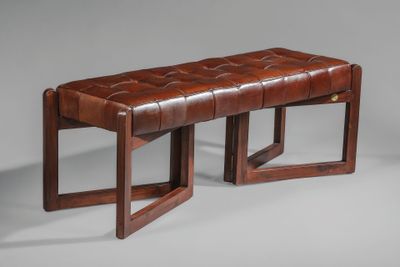 banquette en cuir marron avec des pieds en bois et une forme carrée