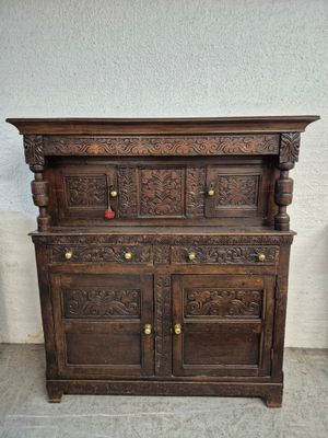 Buffet de style Renaissance à colonnes en bois mouluré et sc…