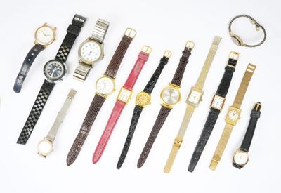 plusieurs types de montres sont alignés sur une surface blanche