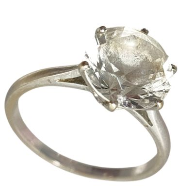 une image d'une bague en diamant sur fond blanc