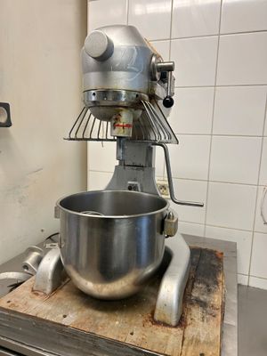 une image représentant un mixeur dans une cuisine