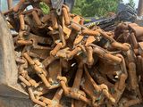 un gros tas de rouille à l'arrière d'un bulldozer