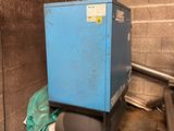 une boîte bleue posée sur un réservoir dans une pièce