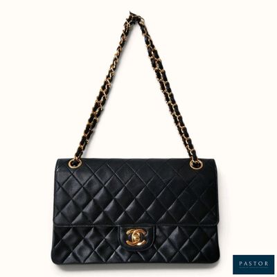 un sac Chanel noir auquel est suspendue une chaîne dorée