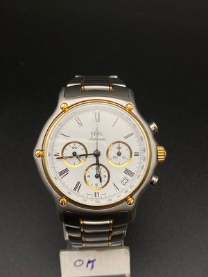 un gros plan d'une montre-bracelet posée sur un présentoir