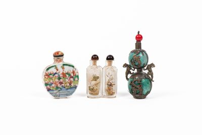 Trois tabatières, l'une en verre translucide à deux flacons … - Photo 1