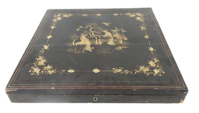 une boîte noire avec une peinture à l'intérieur