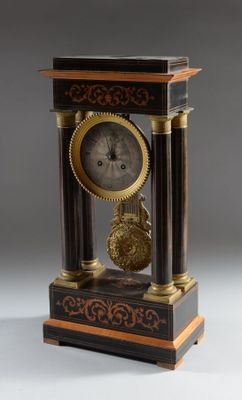 une petite horloge posée sur une table