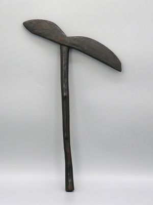 Attribut de danse en bois dur à belle patine sombre d’usage …