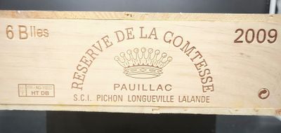 une boîte en bois portant une étiquette
