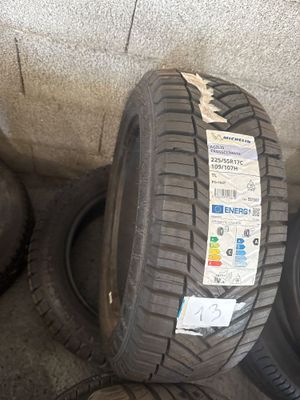 les pneus sont alignés par terre, près d'un mur