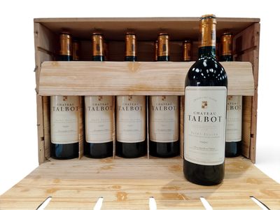 des bouteilles de vin rouge dans une caisse en bois sur fond blanc