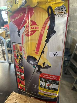 une boîte sur laquelle est posé un aspirateur jaune et rouge