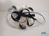un chapeau noir et blanc orné de plumes