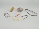 une collection de bijoux comprenant une bague, des boucles d'oreilles et d'autres articles