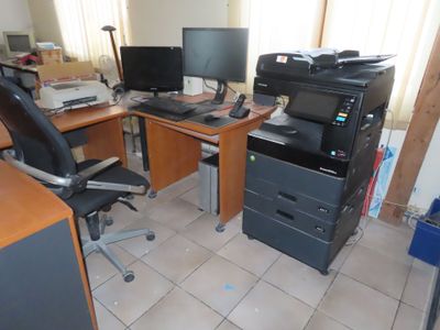 un bureau d'ordinateur sur lequel se trouve une imprimante
