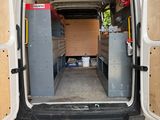 une camionnette blanche garée dans un garage
