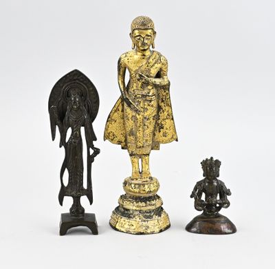 trois figurines de Bouddha en bronze et une statue d'éléphant