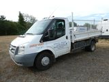 un camion blanc garé dans un champ