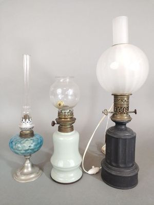 Lot de trois lampes à pétrole, une en métal, une en verre bl…
