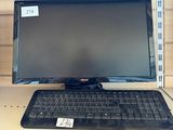 une image d'un écran d'ordinateur et d'un clavier sur un bureau