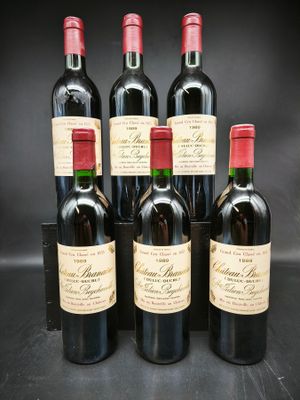 six bouteilles de vin sont alignées sur une table