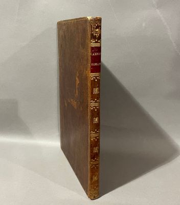 un vieux livre posé sur une surface blanche