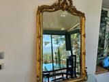 une table en verre surmontée d'un miroir